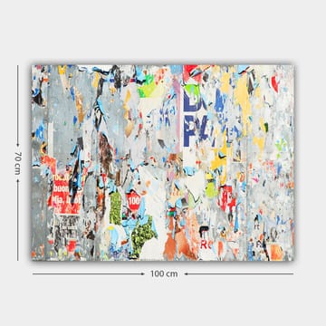Lerretsbilde 70x100 cm - Abstrakt komposisjon av fargerike, slitte plakater og klistremerker som skaper en dynamisk og teksturert overflate - Grå / Blå / Oransje - Interiør - Maleri & posters - Lerretsbilder