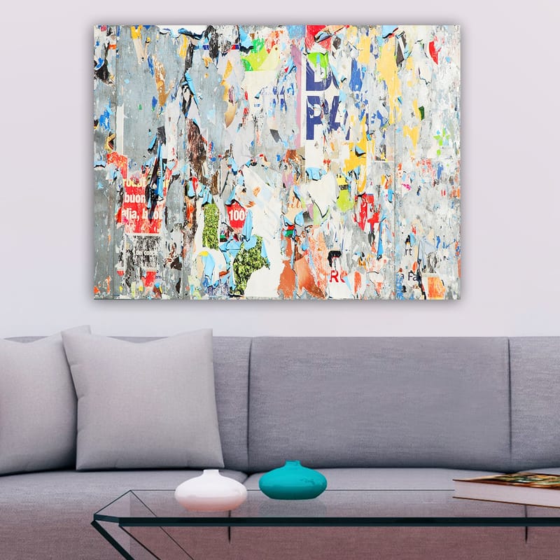 Lerretsbilde 70x100 cm - Abstrakt komposisjon av fargerike, slitte plakater og klistremerker som skaper en dynamisk og teksturert overflate - Grå / Blå / Oransje - Interiør - Maleri & posters - Lerretsbilder