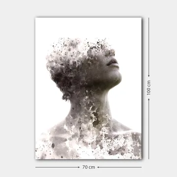 Lerretsbilde 70x100 cm - Abstrakt portrett av en person der ansiktet gradvis forsvinner i en tåke av farger og former - Grå / Svart / Hvit - Interiør - Maleri & posters - Lerretsbilder