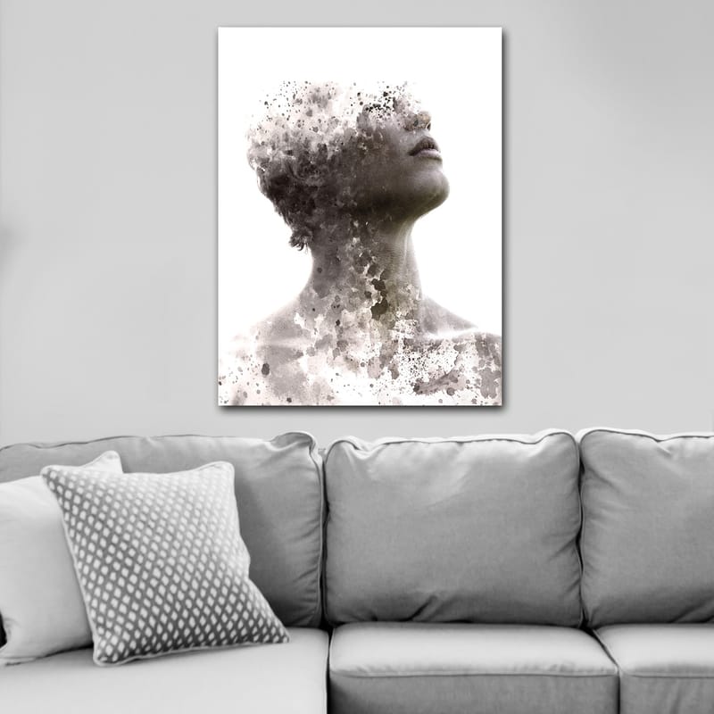 Lerretsbilde 70x100 cm - Abstrakt portrett av en person der ansiktet gradvis forsvinner i en tåke av farger og former - Grå / Svart / Hvit - Interiør - Maleri & posters - Lerretsbilder