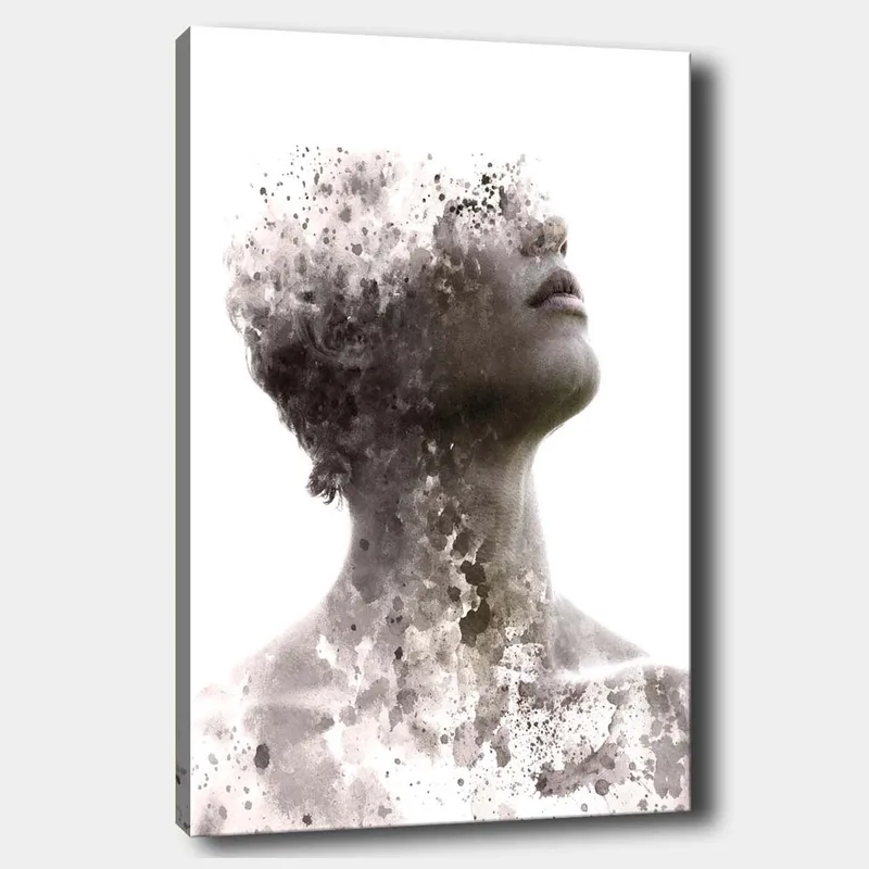 Lerretsbilde 70x100 cm - Abstrakt portrett av en person der ansiktet gradvis forsvinner i en tåke av farger og former, Grå / Svart / Hvit