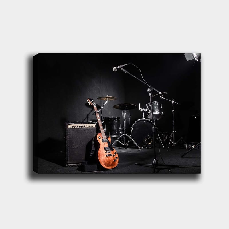 Lerretsbilde 70x100 cm - Akustisk gitar og trommer i et musikkstudio, Brun / Svart / Sølv