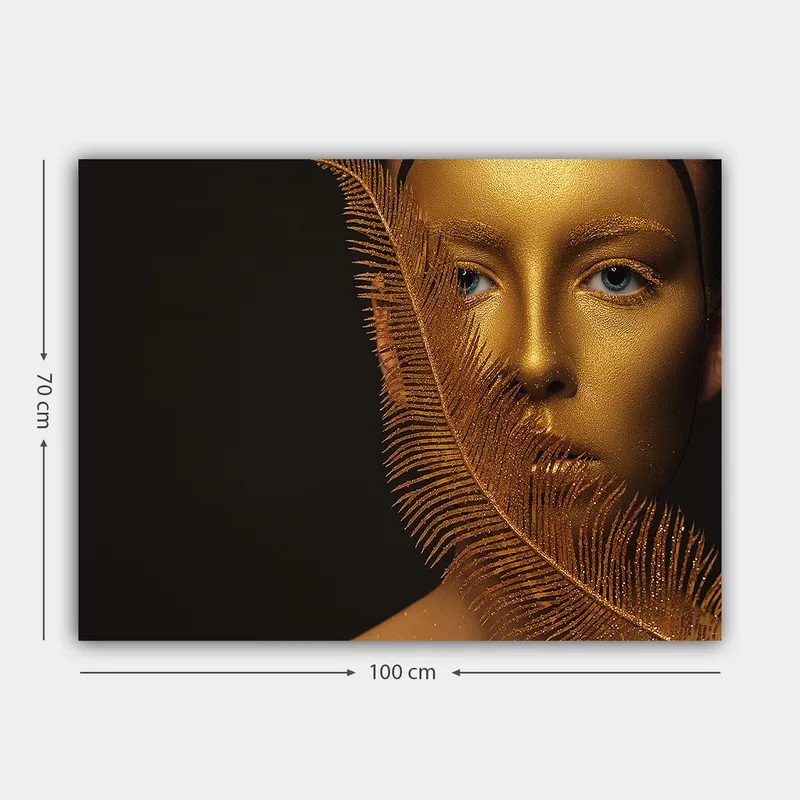 Lerretsbilde 70x100 cm - Ansiktsportrett med gyllen overflate og blå øyne, omgitt av en dekorativ fjærlignende struktur - Gull / Blå - Interiør - Maleri & posters - Lerretsbilder