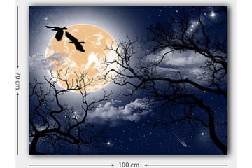 Lerretsbilde 70x100 cm - Atmosfærisk nattlandskap med en stor måne og silhuetter av trær og fugler som flyr over himmelen - Mørk blå / Svart / Lys gul - Interiør - Maleri & posters - Lerretsbilder
