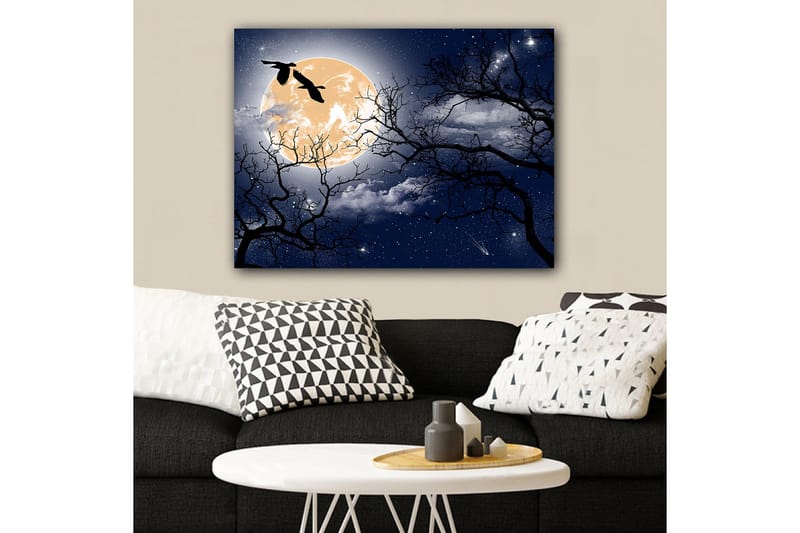 Lerretsbilde 70x100 cm - Atmosfærisk nattlandskap med en stor måne og silhuetter av trær og fugler som flyr over himmelen, Mørk blå / Svart / Lys gul