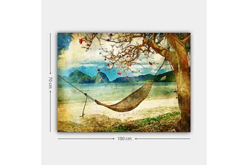 Lerretsbilde 70x100 cm - Avslappende hengekøye hengende mellom tregrener på en vakker strand med fjerne fjell i bakgrunnen - Grønn / Brun / Blå - Interiør - Maleri & posters - Lerretsbilder