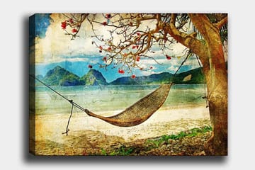 Lerretsbilde 70x100 cm - Avslappende hengekøye hengende mellom tregrener på en vakker strand med fjerne fjell i bakgrunnen - Grønn / Brun / Blå - Interiør - Maleri & posters - Lerretsbilder
