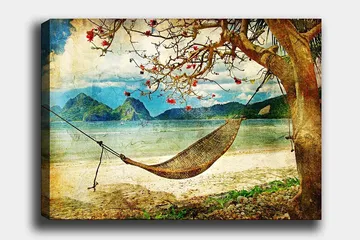 Lerretsbilde 70x100 cm - Avslappende hengekøye hengende mellom tregrener på en vakker strand med fjerne fjell i bakgrunnen - Grønn / Brun / Blå - Interiør - Maleri & posters - Lerretsbilder