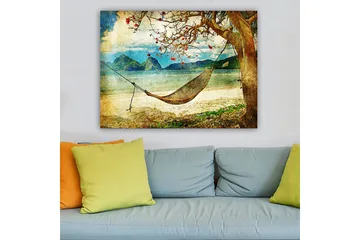 Lerretsbilde 70x100 cm - Avslappende hengekøye hengende mellom tregrener på en vakker strand med fjerne fjell i bakgrunnen - Grønn / Brun / Blå - Interiør - Maleri & posters - Lerretsbilder