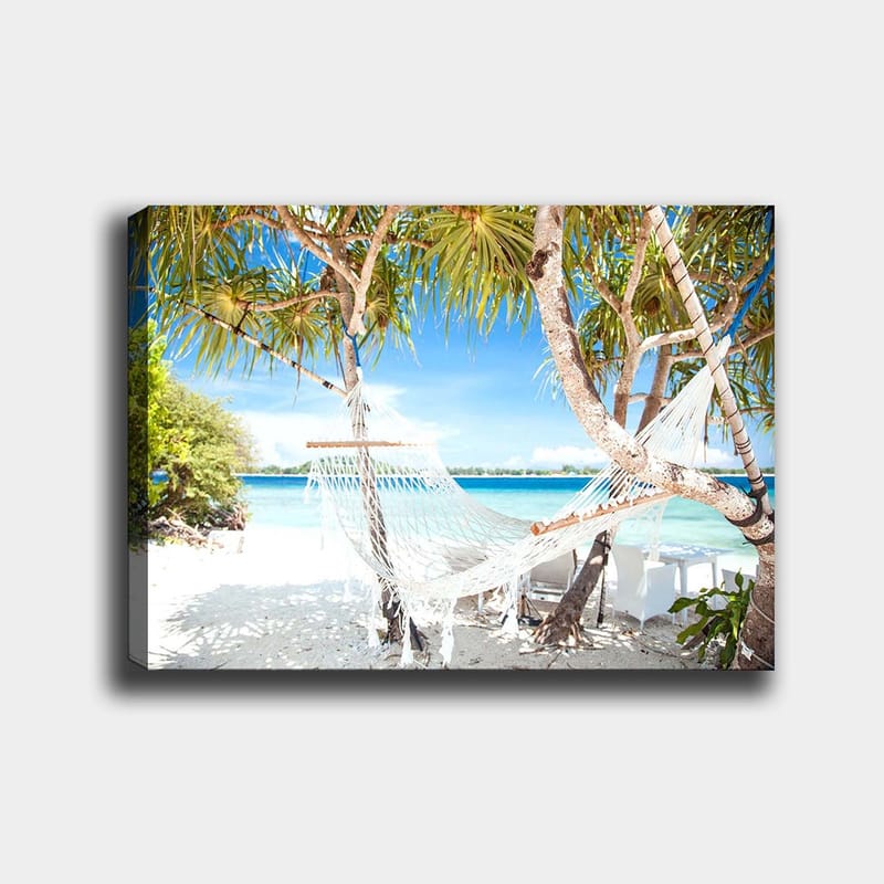 Lerretsbilde 70x100 cm - Avslappende hengekøye mellom palmer på en strand med turkis vann og klarblå himmel, Hvit / Blå / Grønn