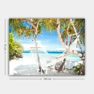 Lerretsbilde 70x100 cm - Avslappende hengekøye mellom palmer på en strand med turkis vann og klarblå himmel - Hvit / Blå / Grønn - Interiør - Maleri & posters - Lerretsbilder