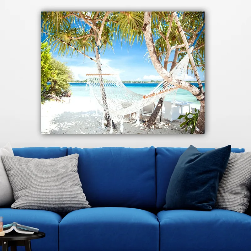 Lerretsbilde 70x100 cm - Avslappende hengekøye mellom palmer på en strand med turkis vann og klarblå himmel - Hvit / Blå / Grønn - Interiør - Maleri & posters - Lerretsbilder