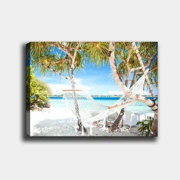 Lerretsbilde 70x100 cm - Avslappende hengekøye mellom palmer på en strand med turkis vann og klarblå himmel - Hvit / Blå / Grønn - Interiør - Maleri & posters - Lerretsbilder