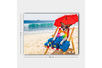 Lerretsbilde 70x100 cm - Avslappet hund som nyter solen på en strandstol under en parasoll - Rød / Blå / Gul - Interiør - Maleri & posters - Lerretsbilder