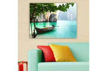 Lerretsbilde 70x100 cm - Båt ligger stille på en tropisk strand omgitt av steiner og klart turkis vann - Turkis / Grønn / Brun - Interiør - Maleri & posters - Lerretsbilder