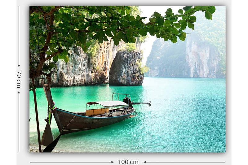Lerretsbilde 70x100 cm - Båt ligger stille på en tropisk strand omgitt av steiner og klart turkis vann - Turkis / Grønn / Brun - Interiør - Maleri & posters - Lerretsbilder