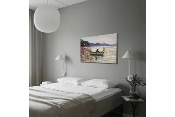 Lerretsbilde 70x100 cm - Båt med to personer som fisker på en glitrende innsjø under en lys himmel - Blå / Grønn / Beige - Interiør - Maleri & posters - Lerretsbilder
