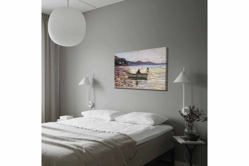 Lerretsbilde 70x100 cm - Båt med to personer som fisker på en glitrende innsjø under en lys himmel - Blå / Grønn / Beige - Interiør - Maleri & posters - Lerretsbilder