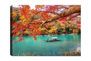Lerretsbilde 70x100 cm - Båt som glir langs en turkis innsjø omgitt av fargerike høstblader - Rød / Gul / Turkis - Interiør - Maleri & posters - Lerretsbilder
