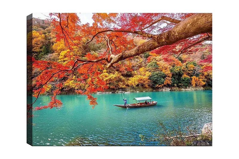 Lerretsbilde 70x100 cm - Båt som glir langs en turkis innsjø omgitt av fargerike høstblader, Rød / Gul / Turkis