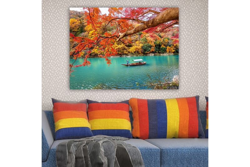 Lerretsbilde 70x100 cm - Båt som glir langs en turkis innsjø omgitt av fargerike høstblader - Rød / Gul / Turkis - Interiør - Maleri & posters - Lerretsbilder