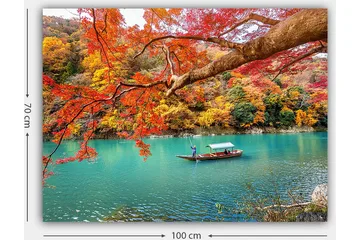 Lerretsbilde 70x100 cm - Båt som glir langs en turkis innsjø omgitt av fargerike høstblader - Rød / Gul / Turkis - Interiør - Maleri & posters - Lerretsbilder