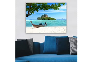 Lerretsbilde 70x100 cm - Båt på en tropisk strand med klart blått vann og frodige øyer i bakgrunnen - Blå / Grønn / Beige - Interiør - Maleri & posters - Lerretsbilder