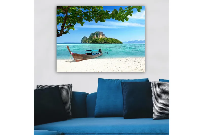 Lerretsbilde 70x100 cm - Båt på en tropisk strand med klart blått vann og frodige øyer i bakgrunnen - Blå / Grønn / Beige - Interiør - Maleri & posters - Lerretsbilder