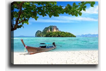 Lerretsbilde 70x100 cm - Båt på en tropisk strand med klart blått vann og frodige øyer i bakgrunnen - Blå / Grønn / Beige - Interiør - Maleri & posters - Lerretsbilder
