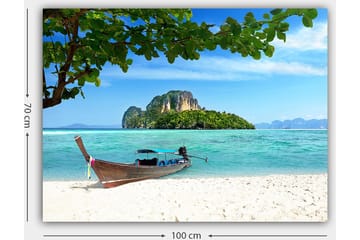 Lerretsbilde 70x100 cm - Båt på en tropisk strand med klart blått vann og frodige øyer i bakgrunnen - Blå / Grønn / Beige - Interiør - Maleri & posters - Lerretsbilder