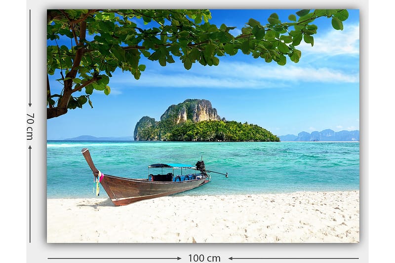 Lerretsbilde 70x100 cm - Båt på en tropisk strand med klart blått vann og frodige øyer i bakgrunnen - Blå / Grønn / Beige - Interiør - Maleri & posters - Lerretsbilder
