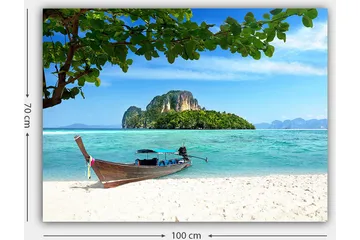 Lerretsbilde 70x100 cm - Båt på en tropisk strand med klart blått vann og frodige øyer i bakgrunnen - Blå / Grønn / Beige - Interiør - Maleri & posters - Lerretsbilder