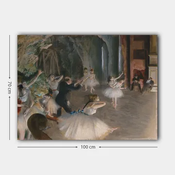 Lerretsbilde 70x100 cm - Ballettforestilling med dansere i tutuer som øver under veiledning av en koreograf - Lys blå / Hvit / Beige - Interiør - Maleri & posters - Lerretsbilder