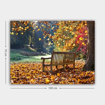 Lerretsbilde 70x100 cm - Benk omgitt av fargerike høstblader i naturskjønne omgivelser - Oransje / Gul / Rød - Interiør - Maleri & posters - Lerretsbilder