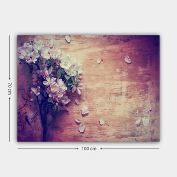 Lerretsbilde 70x100 cm - Blomsterbukett med hvite og rosa kronblader liggende på en treflate - Hvit / Rosa / Grønn - Interiør - Maleri & posters - Lerretsbilder