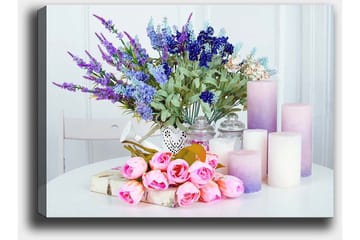 Lerretsbilde 70x100 cm - Blomsteroppsats med rosa roser og lilla blomster i en hvit vase - Rosa / Lilla / Grønn - Interiør - Maleri & posters - Lerretsbilder