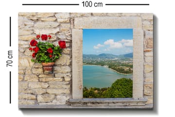 Lerretsbilde 70x100 cm - Blomsterpotte med røde blomster på en steinvegg som rammer inn en vakker utsikt over havet og landskapet - Rød / Grønn / Beige - Interiør - Maleri & posters - Lerretsbilder