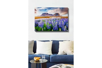 Lerretsbilde 70x100 cm - Blomstrende eng med lupiner i forskjellige nyanser av blått og hvitt, omgitt av majestetiske fjell i bakgrunnen - Blå / Hvit / Grønn - Interiør - Maleri & posters - Lerretsbilder