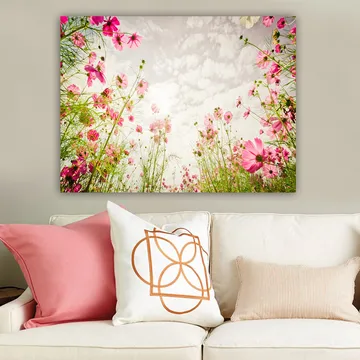 Lerretsbilde 70x100 cm - Blomstrende eng med rosa blomster som strekker seg mot en lys himmel - Rosa / Grønn - Interiør - Maleri & posters - Lerretsbilder