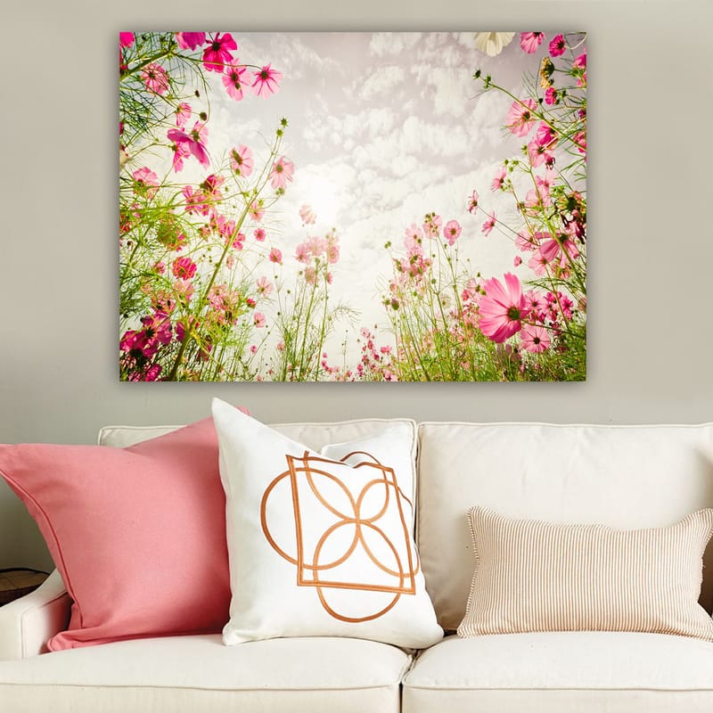 Lerretsbilde 70x100 cm - Blomstrende eng med rosa blomster som strekker seg mot en lys himmel - Rosa / Grønn - Interiør - Maleri & posters - Lerretsbilder