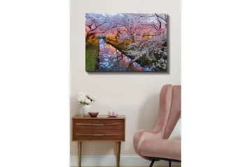 Lerretsbilde 70x100 cm - Blomstrende kirsebærtrær ved en stille kanal i skumringen - Rosa / Hvit / Grønn - Interiør - Maleri & posters - Lerretsbilder