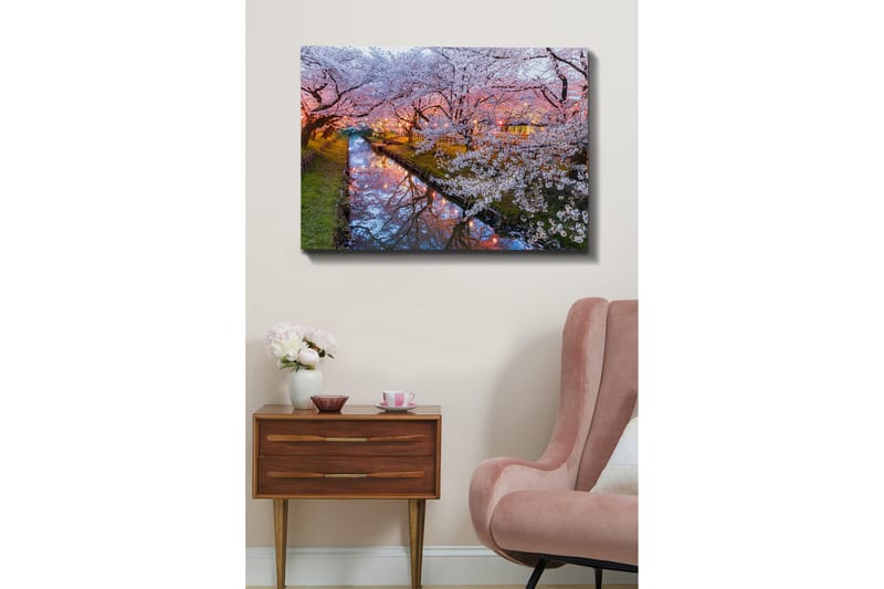 Lerretsbilde 70x100 cm - Blomstrende kirsebærtrær ved en stille kanal i skumringen - Rosa / Hvit / Grønn - Interiør - Maleri & posters - Lerretsbilder