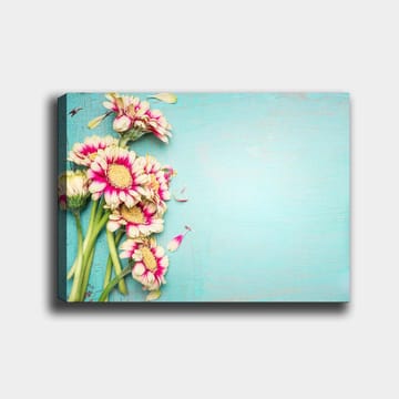 Lerretsbilde 70x100 cm - Bukett med fargerike blomster mot en lyseblå bakgrunn - Rosa / Grønn / Lys blå - Interiør - Maleri & posters - Lerretsbilder