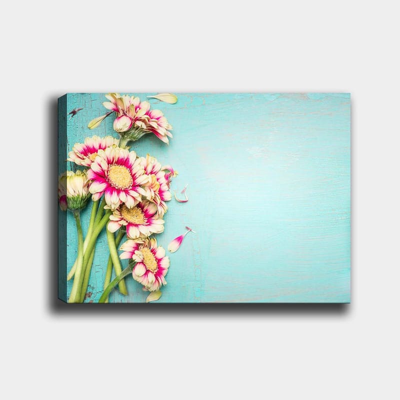 Lerretsbilde 70x100 cm - Bukett med fargerike blomster mot en lyseblå bakgrunn - Rosa / Grønn / Lys blå - Interiør - Maleri & posters - Lerretsbilder