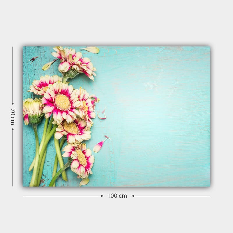 Lerretsbilde 70x100 cm - Bukett med fargerike blomster mot en lyseblå bakgrunn - Rosa / Grønn / Lys blå - Interiør - Maleri & posters - Lerretsbilder