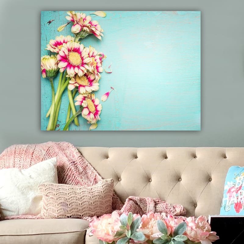 Lerretsbilde 70x100 cm - Bukett med fargerike blomster mot en lyseblå bakgrunn, Rosa / Grønn / Lys blå