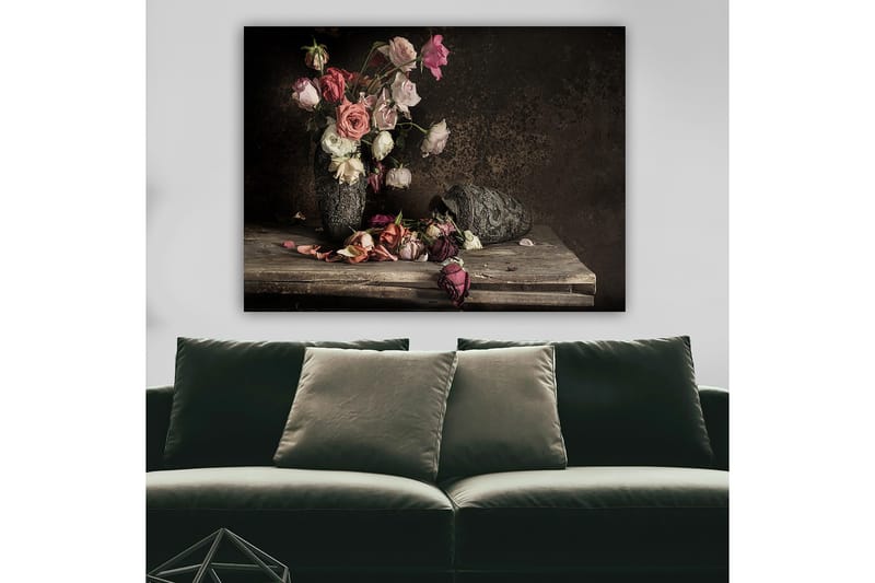 Lerretsbilde 70x100 cm - Bukett med fargerike roser i en dekorativ vase, med noen blomster som har falt utenfor vasen - Rosa / Hvit / Mørk rød - Interiør - Maleri & posters - Lerretsbilder