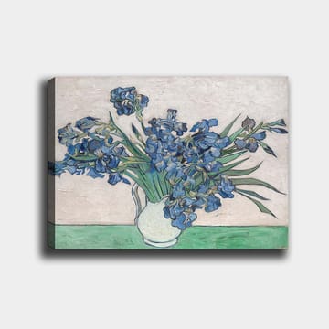 Lerretsbilde 70x100 cm - Bukett med irisblomster i en hvit vase - Blå / Grønn - Interiør - Maleri & posters - Lerretsbilder