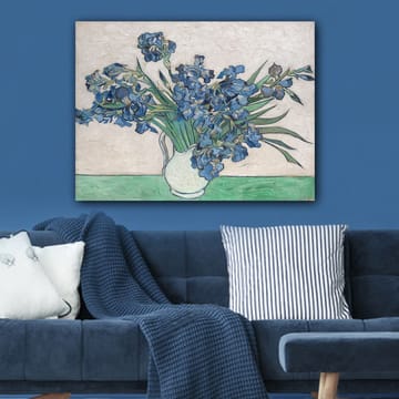 Lerretsbilde 70x100 cm - Bukett med irisblomster i en hvit vase - Blå / Grønn - Interiør - Maleri & posters - Lerretsbilder