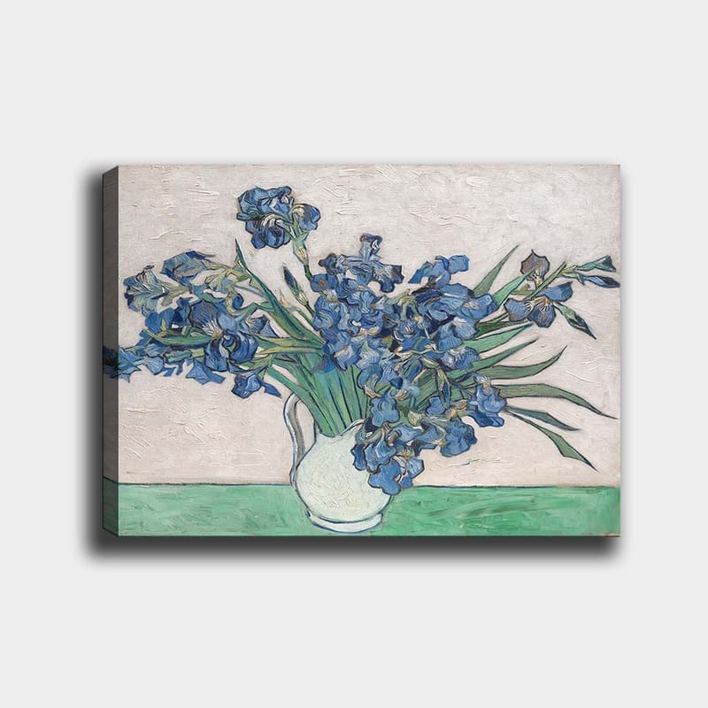 Lerretsbilde 70x100 cm - Bukett med irisblomster i en hvit vase, Blå / Grønn